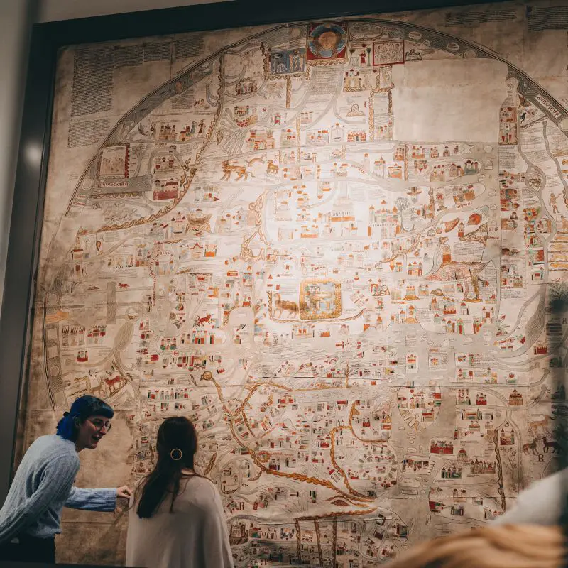 Besucher schauen große Karte im Museum Lüneburg an