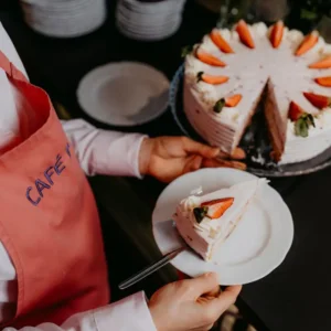 Torte mit Erdbeere im Museumscafé Luna