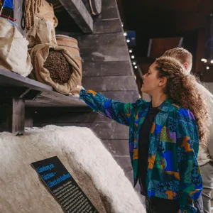 Frau im Museum
