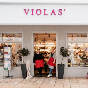 VIOLAS' Geschäft von außen mit Mitarbeiterinnen.