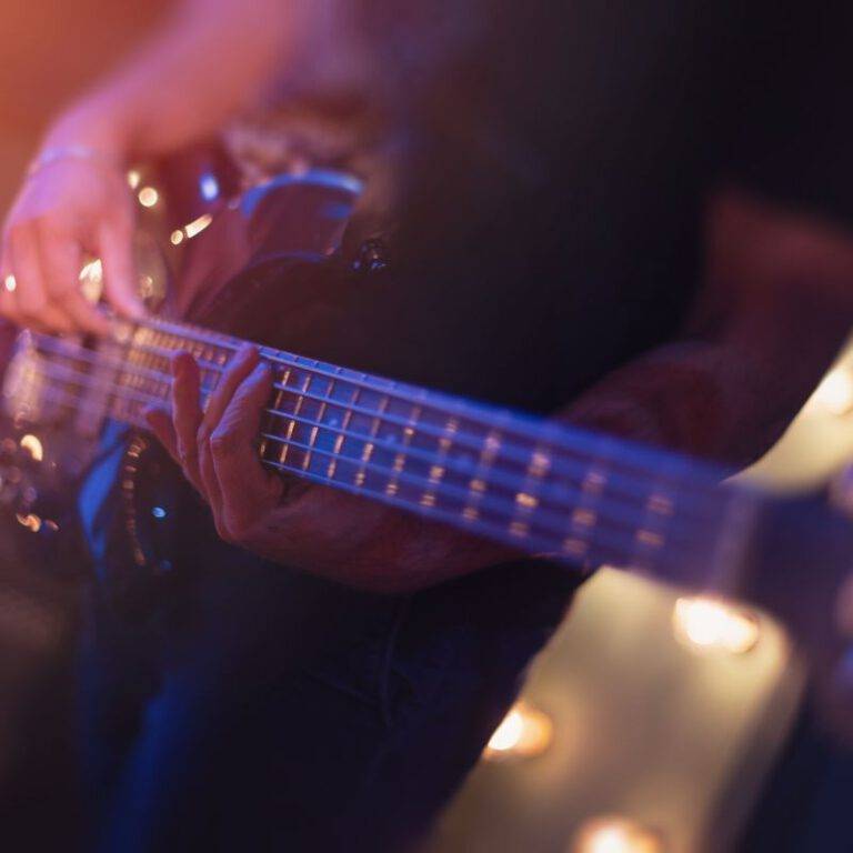Gitarre spielen in einer Kneipe