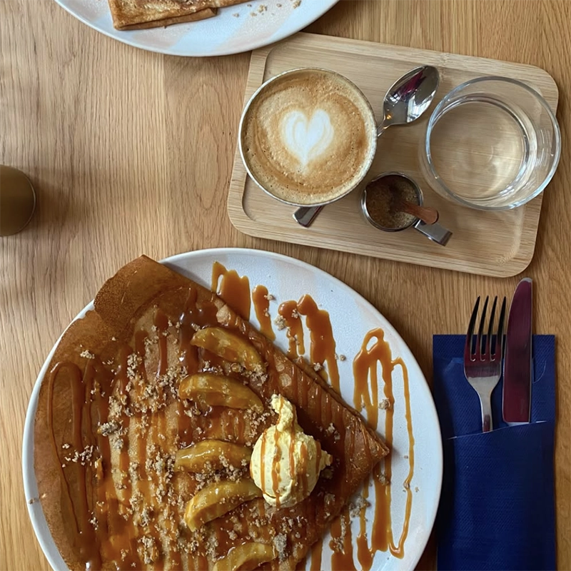 Bretonische Galettes und französische Crepes in fröhlicher Atmosphäre, dazu Café und Fusion Kitchen Elemente im Brezam in der Rackerstraße 10, 21335 Lüneburg
