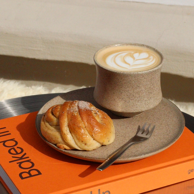 Cappuchino und Gebäck im Sonnenschein beim Stidio Liv Café in der Apothekenstraße 6, 21335 Lüneburg