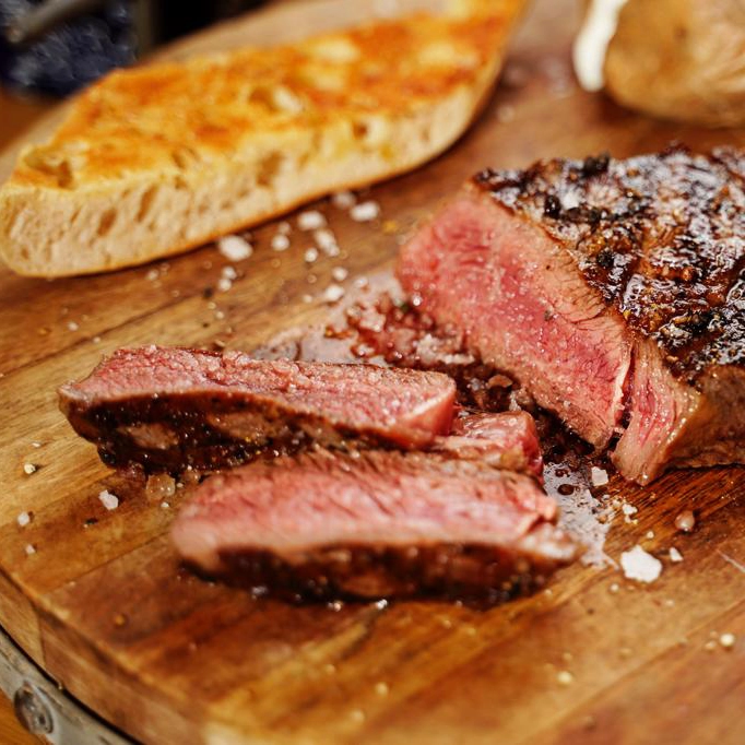 elrado steak auf gesalzenem Brett