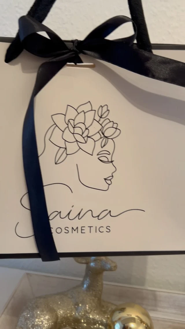 ✨ @saina.beauty – Deine Adresse für Schönheit & Pflege ✨ 

Seit über 10 Jahren steht Saina Beauty für hochwertige Kosmetikbehandlungen und exklusive Wohlfühlmomente in Bardowick. Hier erwarten dich erstklassige Services und eine innovative Kosmetiklinie! 💖 

Das Angebot: 
- Permanent Make-up 🌟 
- Wimpern- und Augenbrauenlifting 
- Individuelle Hautpflege-Beratung 
- Microneedling für strahlende Haut 
- AquaFacial Behandlung 💧 

Die eigene Kosmetiklinie: 
Inhaberin Sina hat eine Pflegeserie entwickelt, die hält, was sie verspricht – hochwirksame Produkte mit patentierten Wirkstoffkomplexen, die Hautprobleme gezielt bekämpfen. 💡 

🌿 Werte, die zählen: 
Vegan | Tierversuchsfrei | Ohne Mikroplastik, Mineralöle, Parabene, Paraffine oder Farbstoffe 

🎁Unser Tipp: Entspannung zum Verschenken – überrasche deine Liebsten mit einem Gutschein von Saina Beauty. 

#lueneburg #lüneburg #beauty #sainabeauty