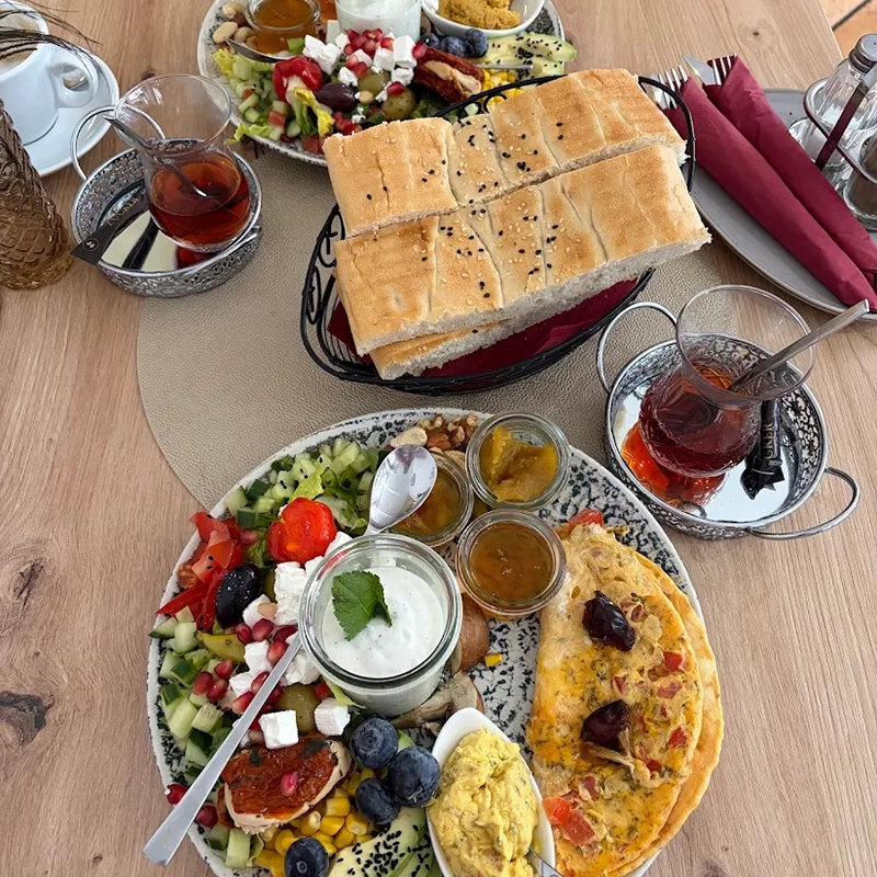 Persisches Frühstück, Lunch und Gebäck bei Shirins Café und Bistro in der Enge Str. 2, 21335 Lüneburg